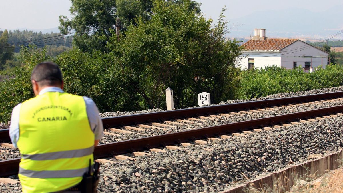 Archivo - Imagen de archivo de las vías del tren donde fue encontrada la pequeña Lucía Vivar.