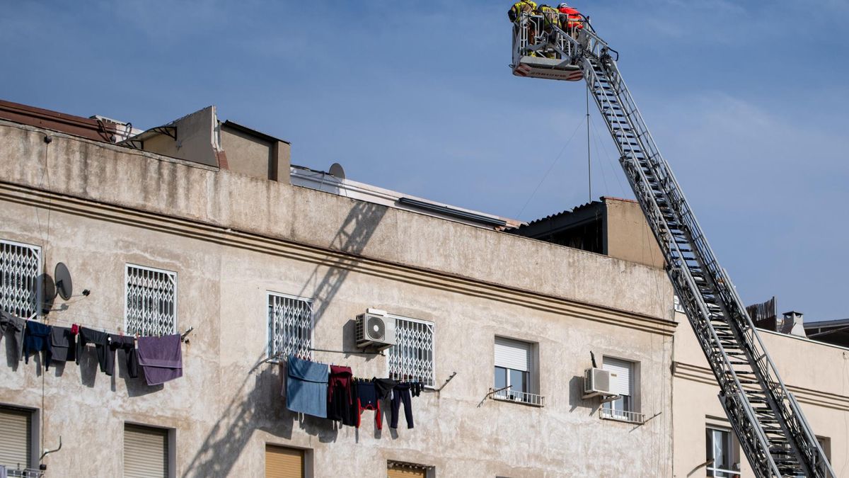 Varios agentes del cuerpo de Bomberos trabaja tras el derrumbe de un edificio en Badalona, a 6 de febrero de 2024, en Badalona (Barcelona).