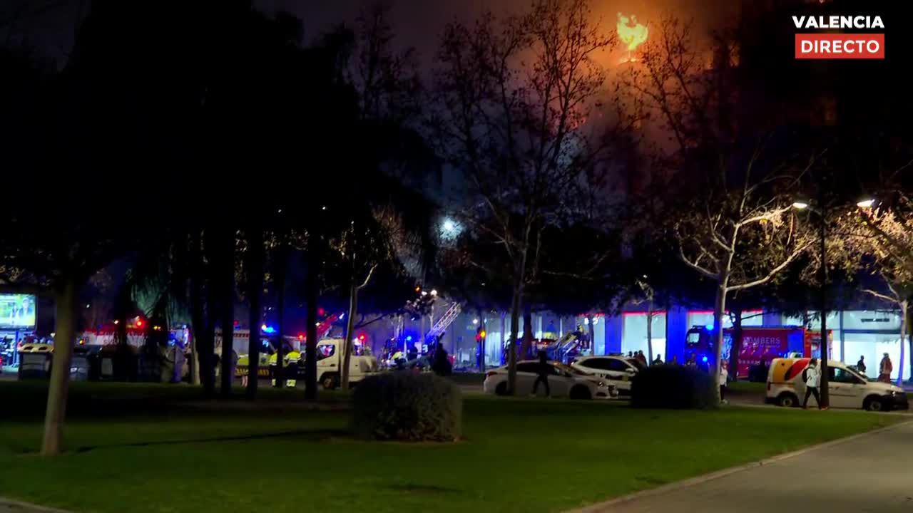 Sigue la tensión en Valencia por el incendio del edificio del barrio de Campanar