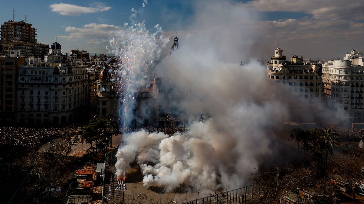 La pirotecnia Peñarroja dispara una vez más la primera mascletà de las Fallas