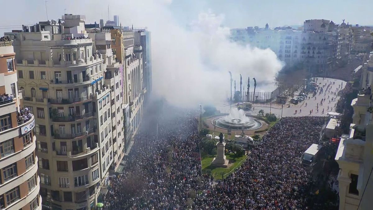 La primera ‘mascletá’ de las Fallas 2024, marcada por el homenaje a las víctimas del incendio en Valencia