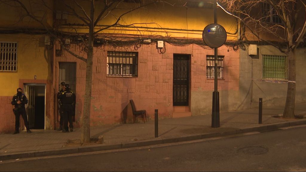 Las grietas en un edificio de Sana Coloma, Barcelona: 89 vecinos desalojados