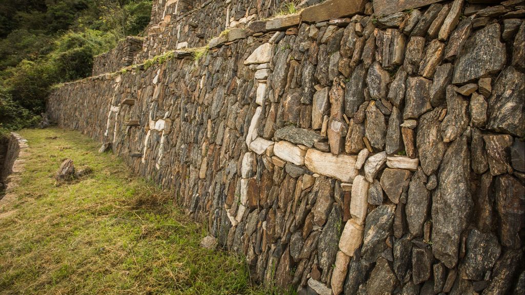 Las paredes de Choquequirao decoradas con llamas de piedra.