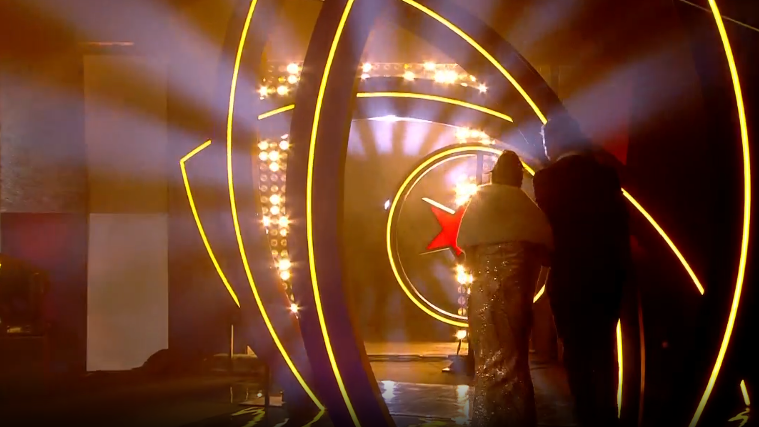 Lucía y Asraf salen de la casa de Guadalix