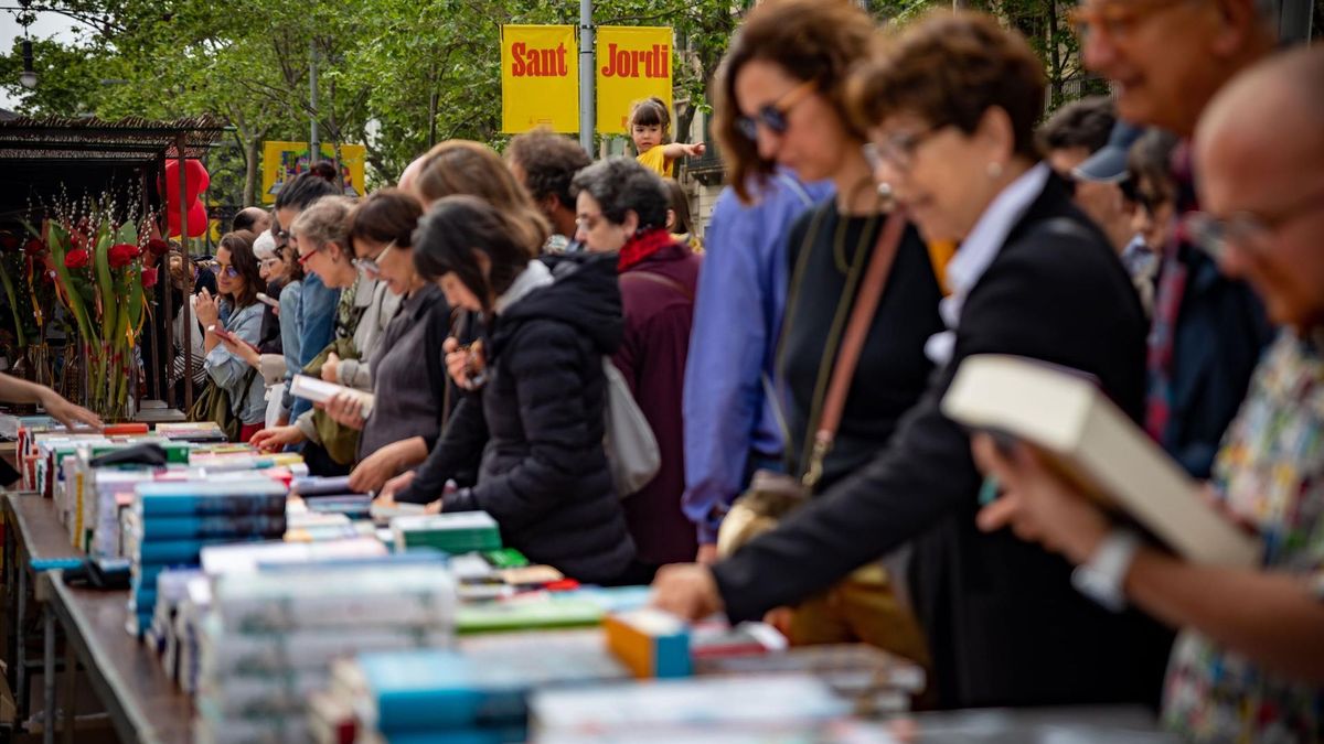 Numerosas personas se han acercado a los puestos de libros durante la celebración del Día Internacional del Libro , a 23 de abril de 2023