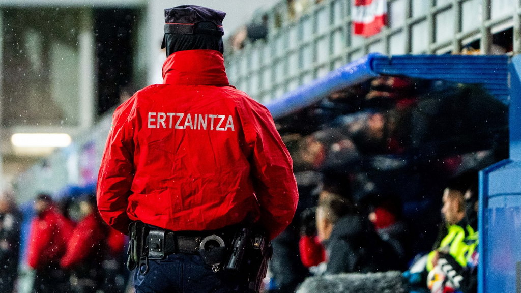 Un agente de la Ertzaintza durante el partido de la Copa del Rey