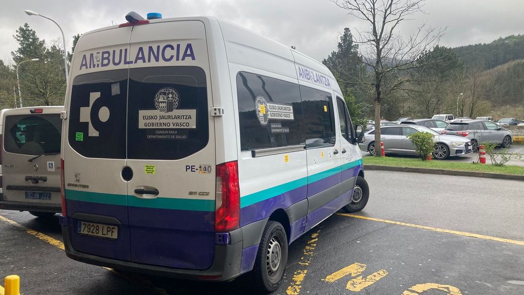 Una ambulancia de Osakidetza parada ante un hospital de Bizkaia