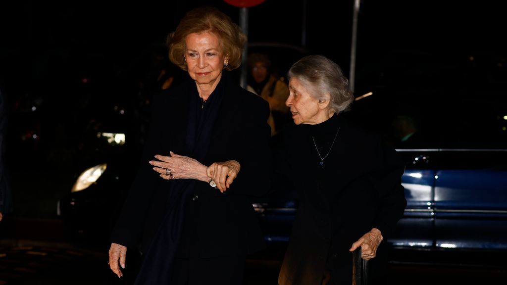La reina Sofía llegando junto a su hermana, Irene de Grecia, llegan al funeral de Fernando Gómez-Acebo