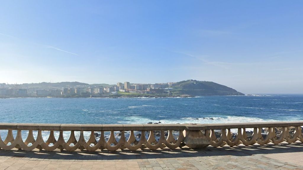 Paseo marítimo de A Coruña junto a la playa de As Amorosas