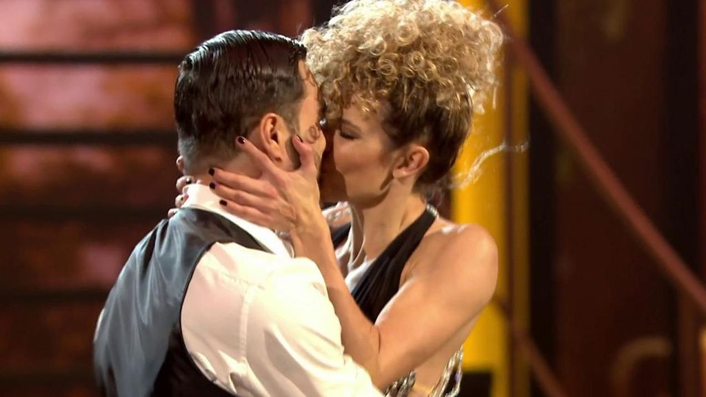Sheila Casas y Angelo Madonia se besan tras su actuación y desatan la locura: "Te envidia toda España" Bailando con las estrellas 2024 Top Vídeos 95