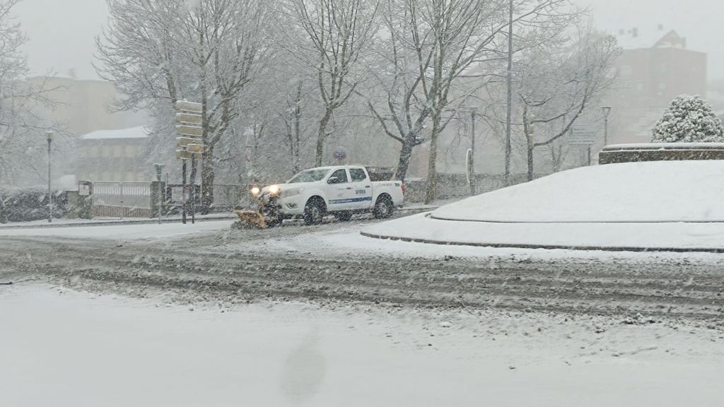 Las nevadas remiten, pero queda prohibida la circulación de vehículos pesados en varios tramos de la A-2 y A-1