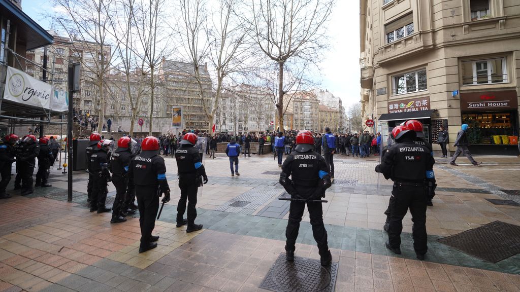 Agentes de la Ertzaintza en la manifestacion del 3 de marzo en Vitoria-Gasteiz