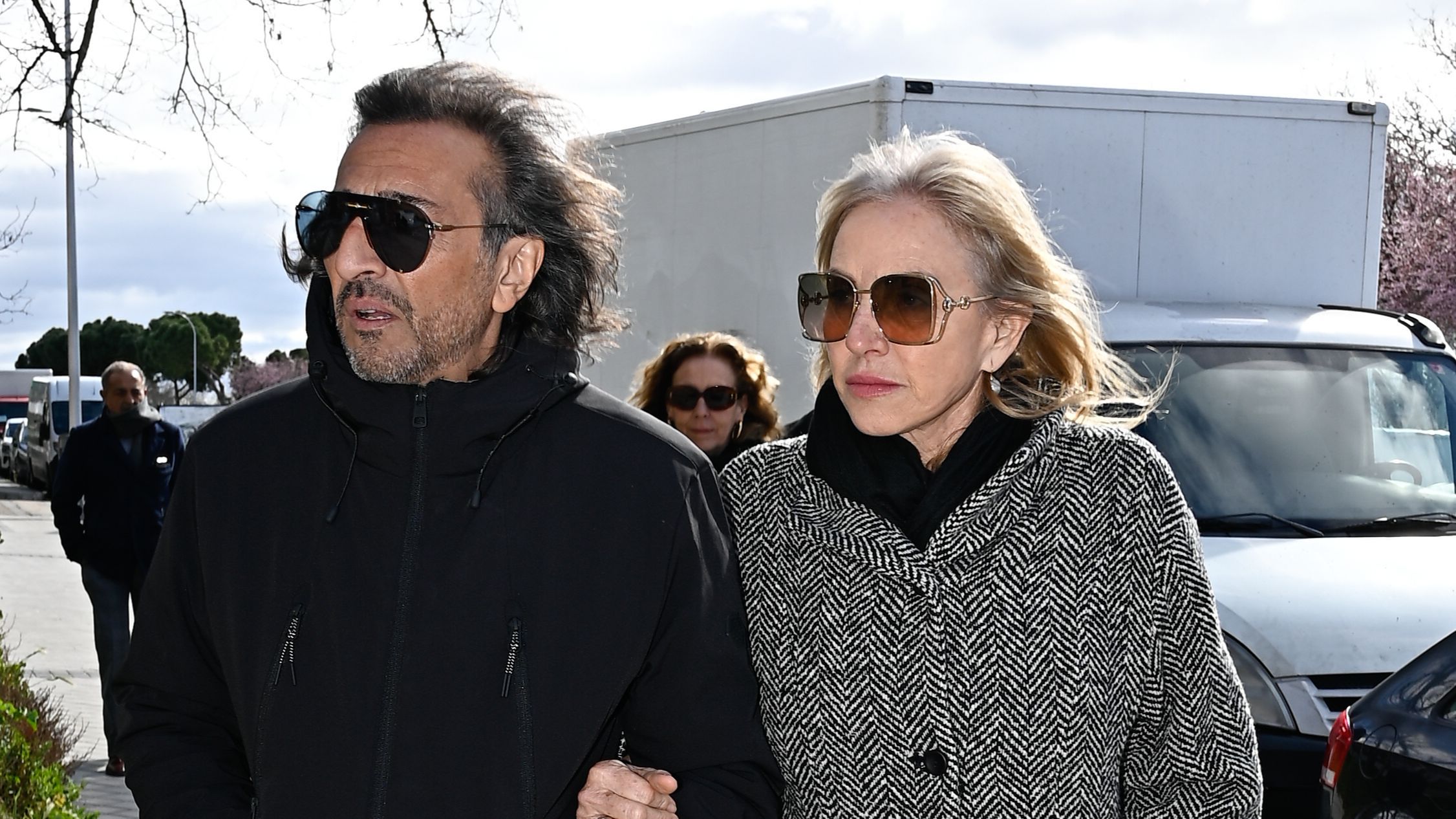 Antonio Carmona y Mariola Orellana en el entierro de Fernando Gómez Acebo