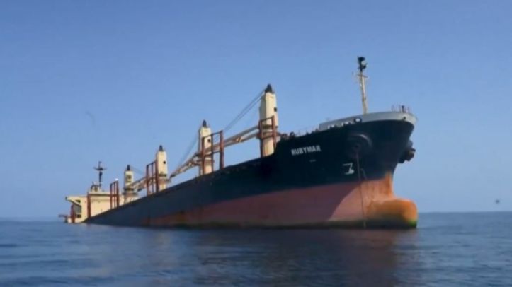 EEUU denuncia que el hundimiento del carguero ‘Rubymar’ representa un grave riesgo medioambiental para el mar Rojo
