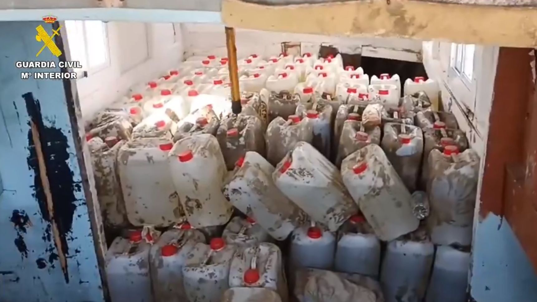 Garrafas de gasolina que transportaba una embarcación para abastecer a narcos