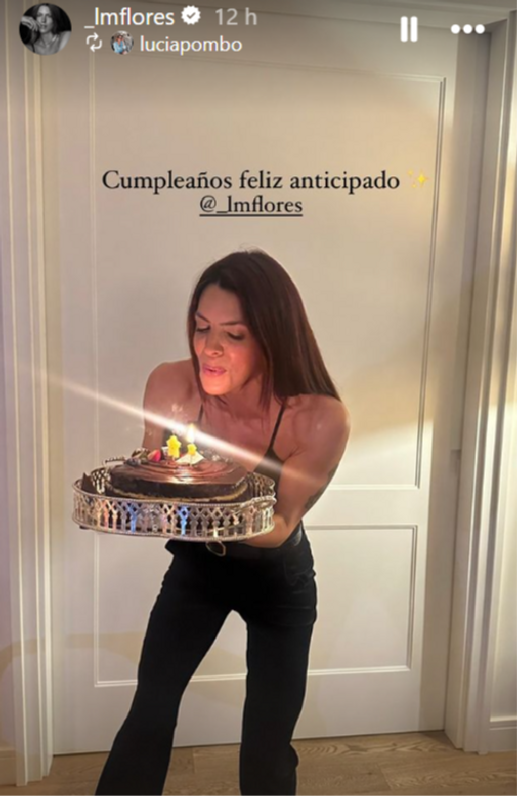 Laura Matamoros soplando las velas de su cumpleaños