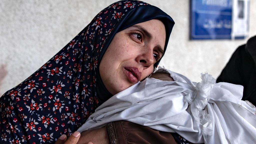 Los palestinos lloran a sus muertos tras los recientes ataques aéreos israelíes