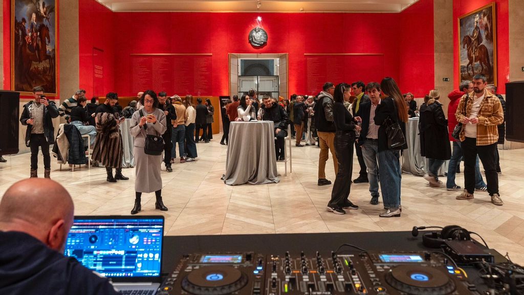 Museo del Prado por la noche, con visitantes y un DJ