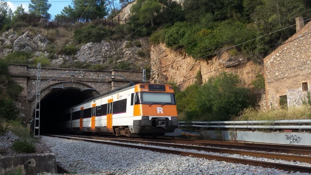 Tren de Rodalies saliendo de un túnel