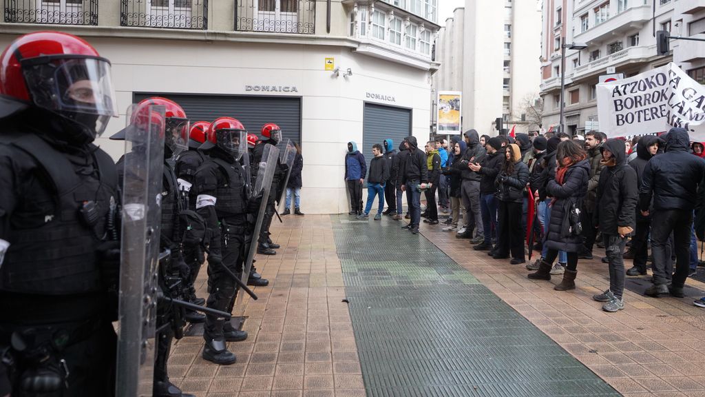 Algunos de los manifestantes y ertzainas enfrentados en una calle céntrica de Vitoria.