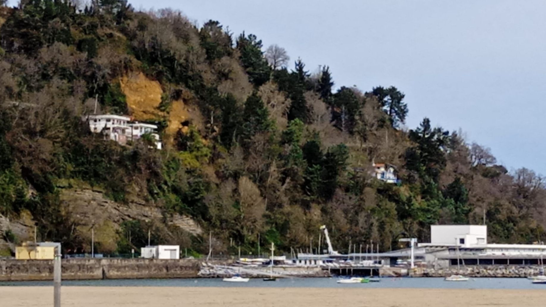 Así se ve el desprendimiento de la ladera desde la playa