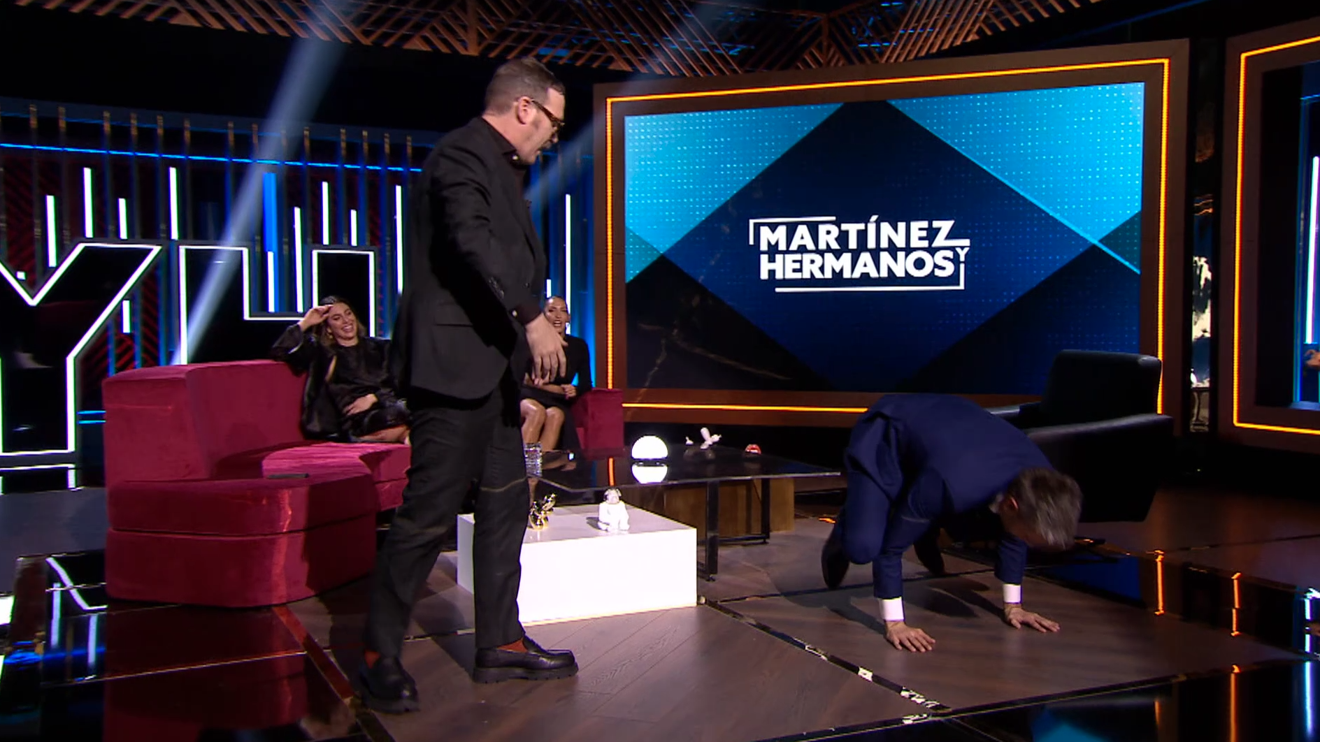 Dani Martínez hace la rana en 'Martínez y Hermanos'