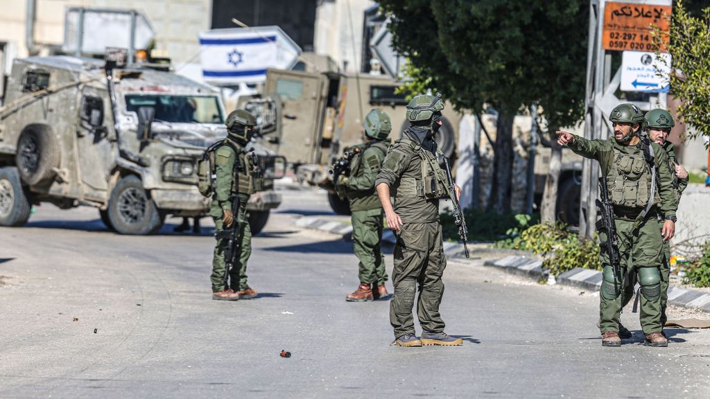 EuropaPress 5748063 08 february 2024 palestinian territories nablus israeli forces inspect the