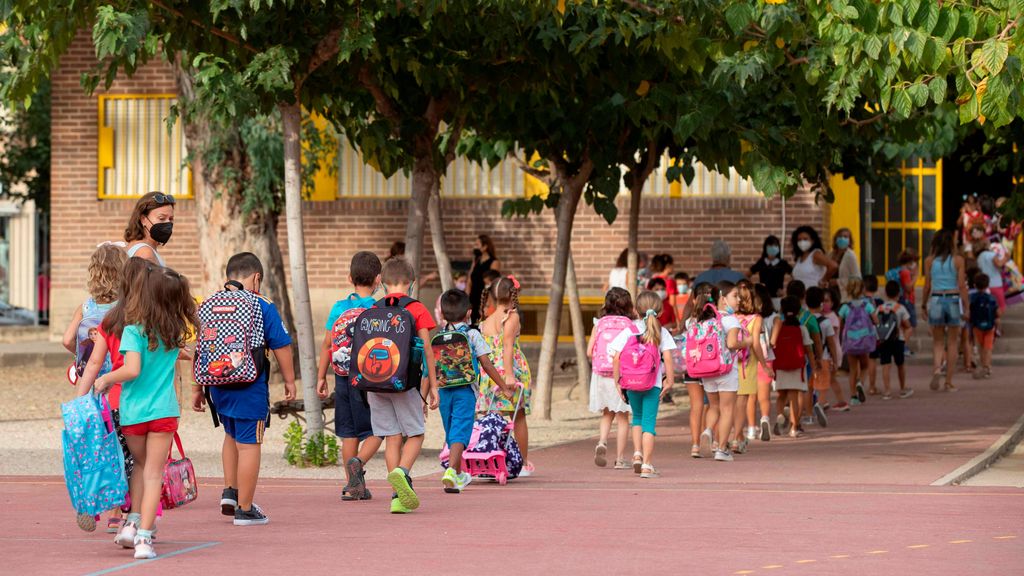 Inglaterra estudia acortar las vacaciones escolares de verano y alargar las pausas de otoño y primavera