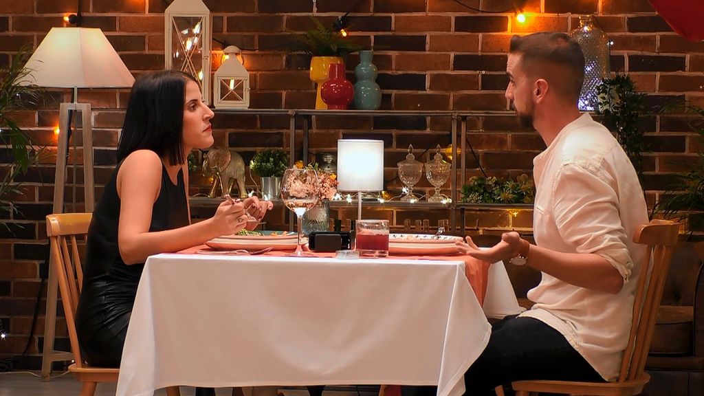 Las técnicas de un soltero para que su cita de ‘First Dates’ deje de fumar: “Primero dormiría con ella haciendo la cucharita”