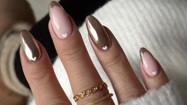 Uñas efecto espejo, la tendencia en manicura que triunfa este 2024