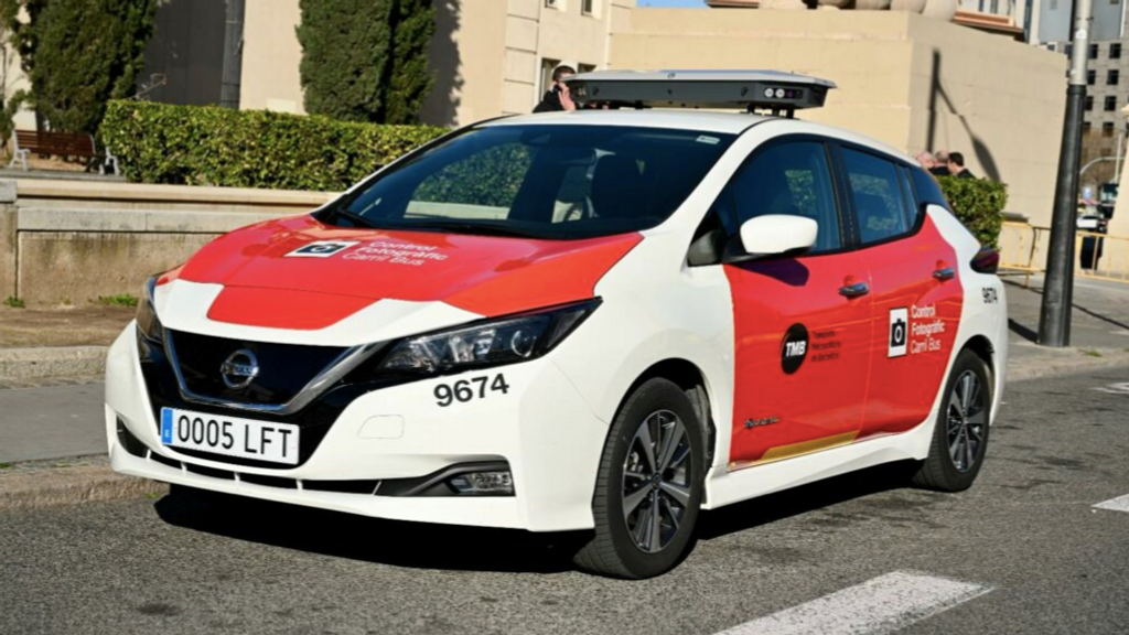 El coche que sanciona a los vehículos parados en el carril bus de Barcelona