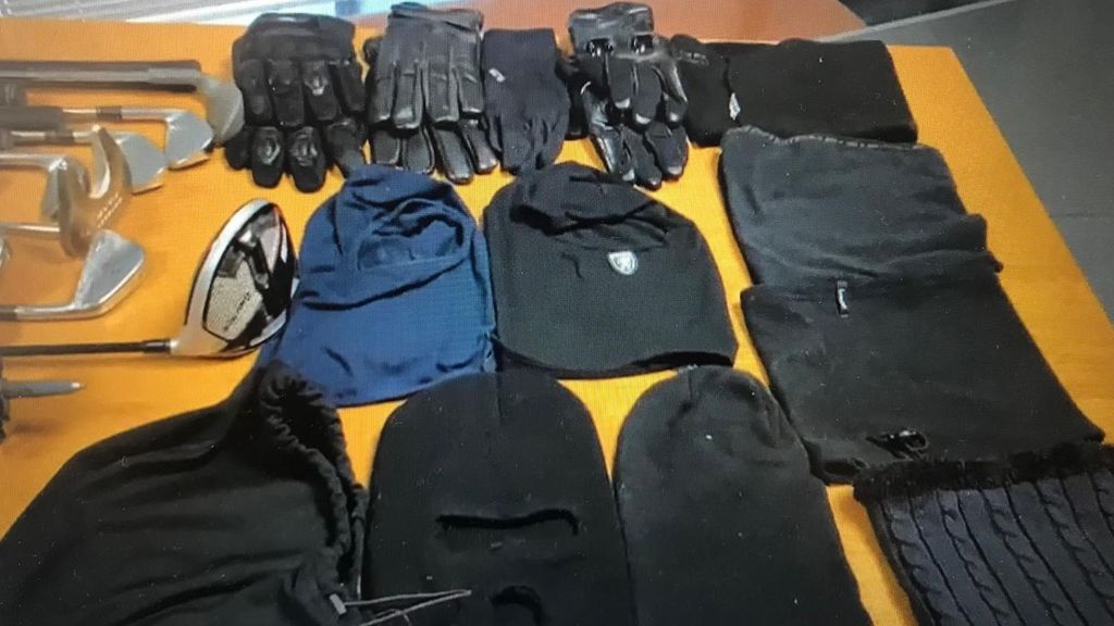 Pasamontañas y guantes entre los objetos confiscados
