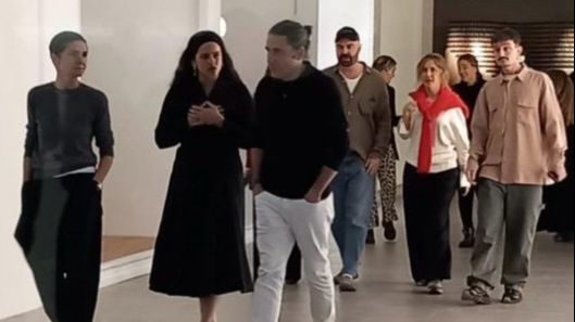 Rosalía durante su visita a la sede de Inditex en Arteixo, con Marta Ortega al fondo
