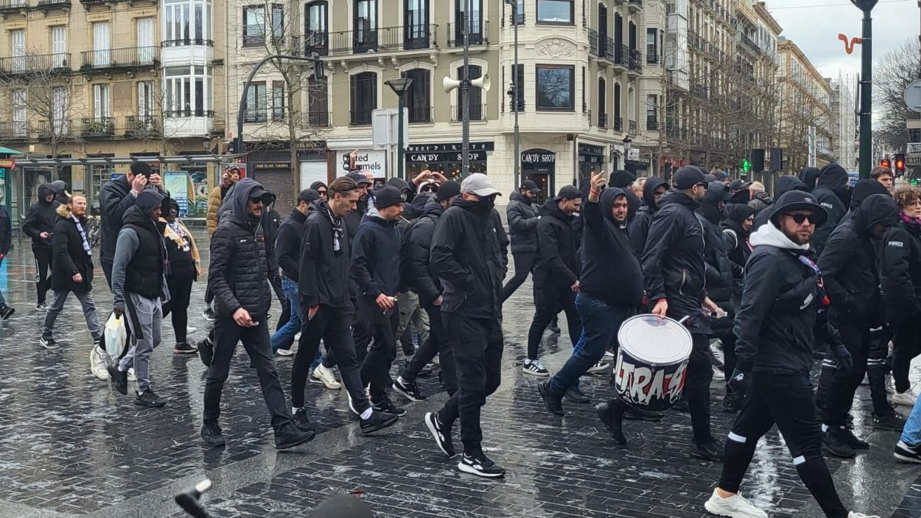 Varios seguidores del PSG pasean por la ciudad vigilados de cerca por la policía