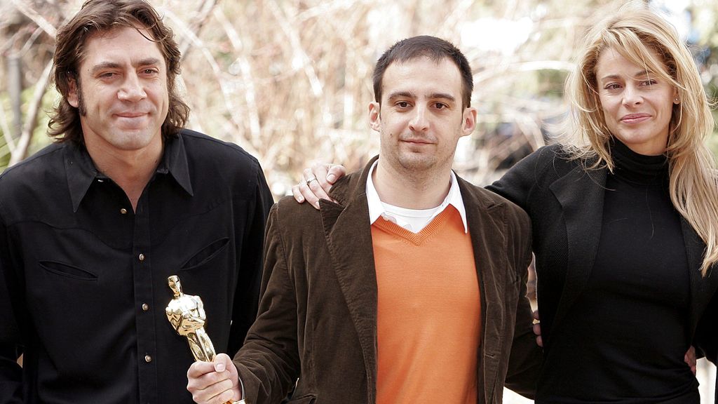 Alejandro Amenábar, Óscar a mejor película extranjera por 'Mar Adentro', posa con Javier Bardem y Belén Rueda