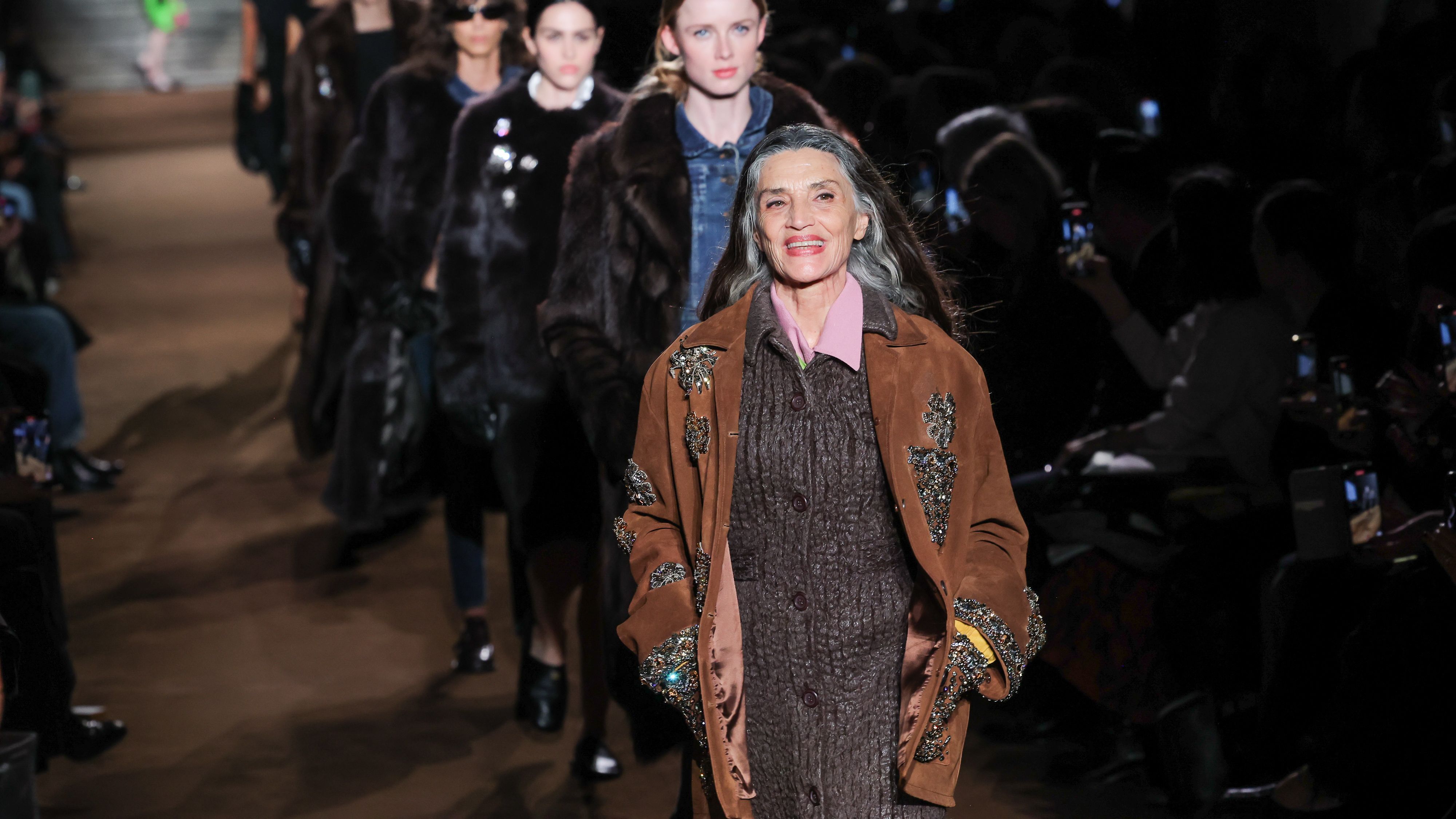 Ángela Molina desfila para Miu Miu