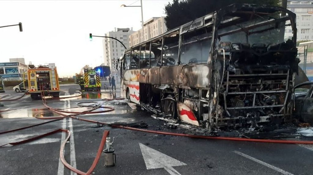 Un autobús se ha incendiado en Cádiz afectando a varios coches aparcados