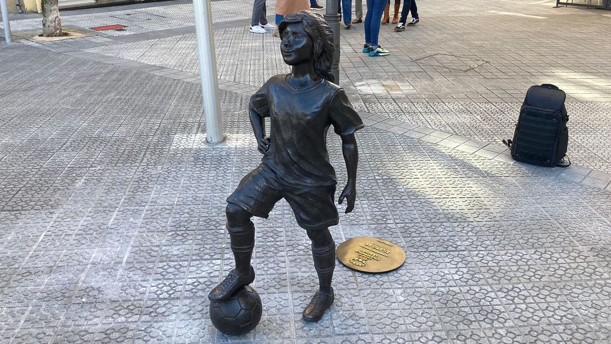 La escultura en bronce, a tamaño real, se ha instalado en la calle Licenciado Poza esquina con Luis Briñas
