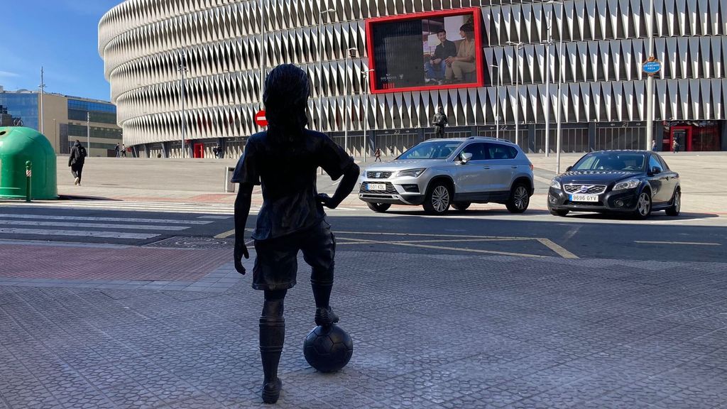 La escultura ha sido instalada en una zona de paso de las aficiones cuando se dirigen al estadio