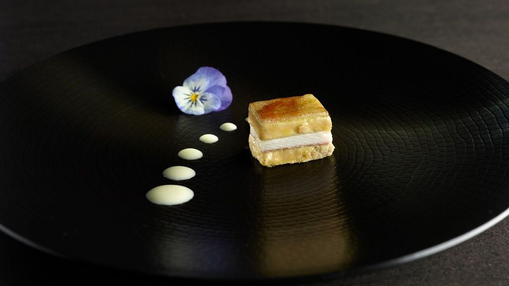 Milhojas de foie gras, anguila y manzana verde, de Martín Berasategui