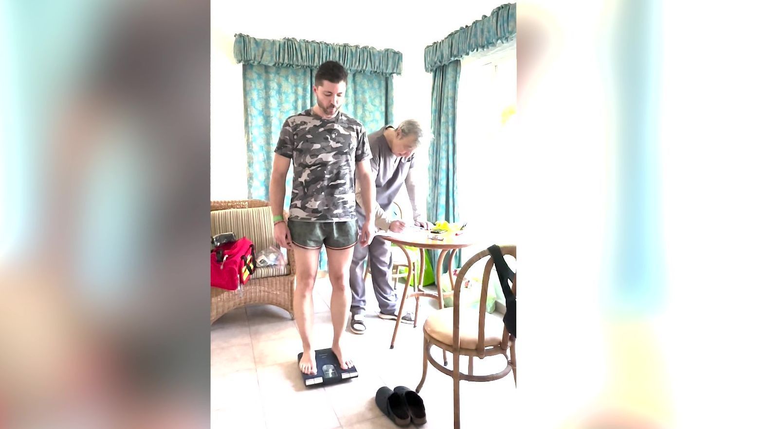 Otros concursantes de 'Supervivientes' realizándose el último chequeo médico antes de la aventura