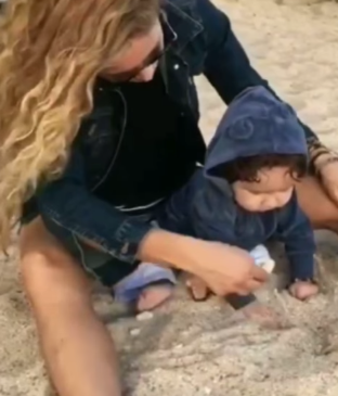 Paulina Rubio junto a Eros en la playa.