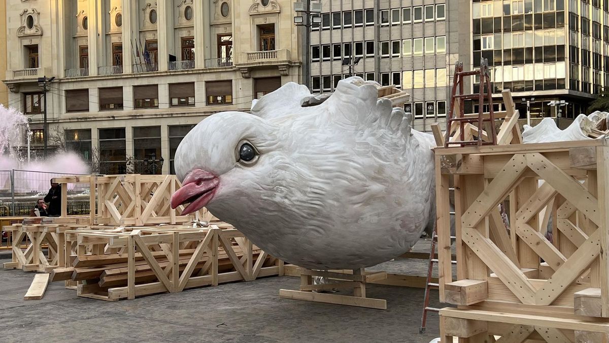 Una de las palomas de la Falla Municipal