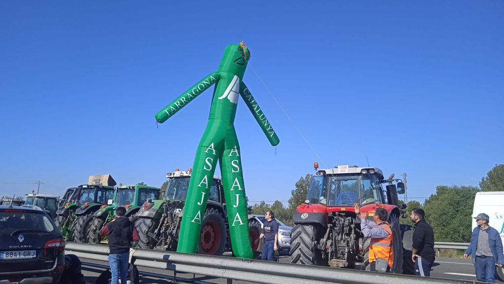 Unos 40 tractores cortan la AP-7 en L'Ampolla, Tarragona, por las protestas de los agricultores