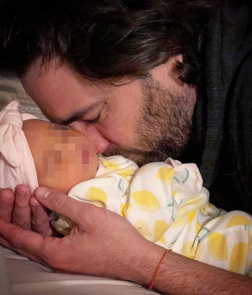 Así posaba Javier Ungría con su hija Camila poco después de su nacimiento