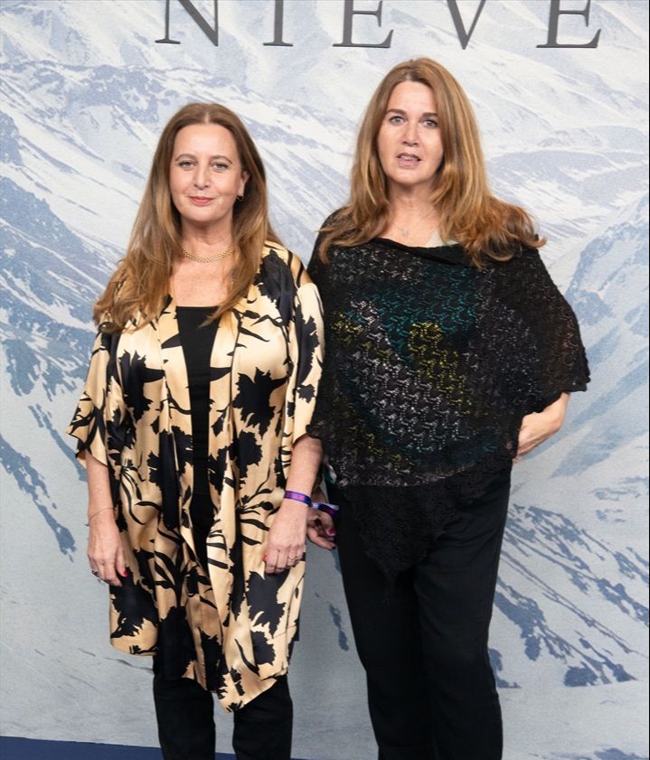 Ana López-Puigcerver (derecha) y su hermana Belén, en la premier de la película