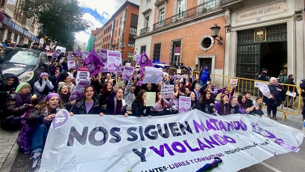 Estudiantes marchan contra la cultura de la violación y critican a la extrema derecha sacada del siglo XVII