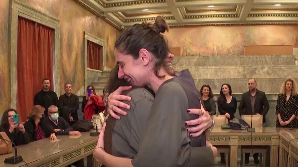 Grecia celebra su primera boda homosexual: una pareja de lesbianas se casa en una ceremonia llena de emoción