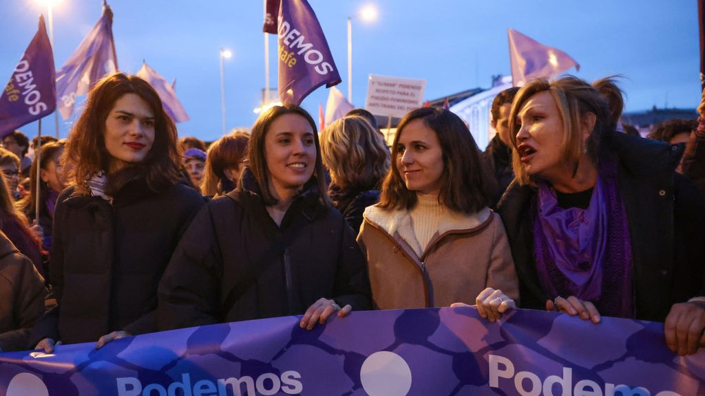 La diputada de Podemos Isabel Serra, la ex ministra de Igualdad, Irene Montero, la secretaria general de Podemos, Ione Belarra, y la activista por los derechos trans Mar Cambrollé