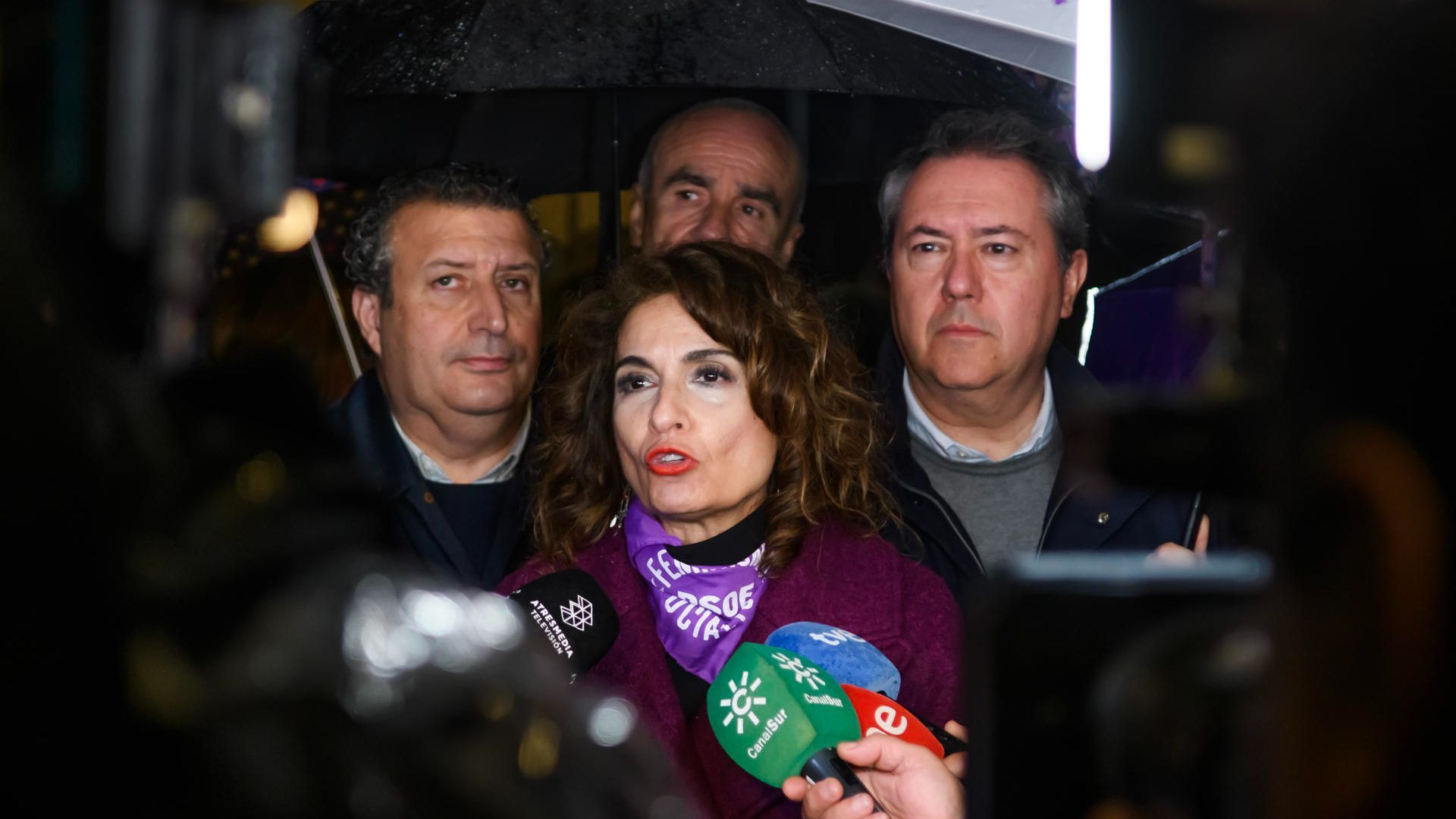 La vicepresidenta primera del Gobierno y ministra de Hacienda, María Jesús Montero, en la anifestación en Sevilla por el 8M